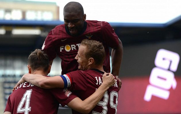 Hráči Sparty Praha zleva Ondřej Švejdík, Léonard Kweuke a Jiří Jarošík oslavují první gól do sítě Mladé Boleslavi.