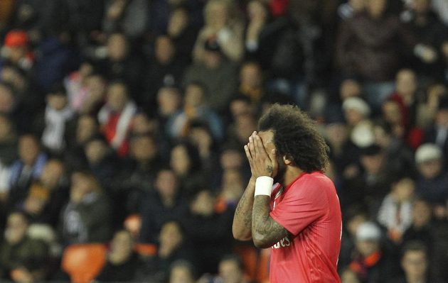 Obránce Realu Madrid Marcelo byl po prohře ve Valencii ve španělské lize pořádně zklamaný.
