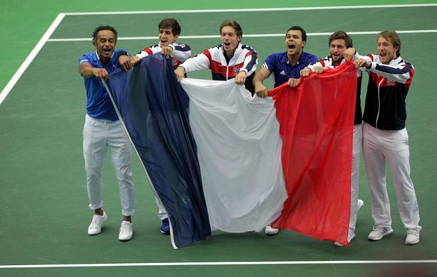 Francouzi slaví postup do semifinále Davisova poháru. Zleva nehrající kapitán Yannick Noah, Pierre-Hugues Herbert, Nicolas Mahut, Jo-Wilfried Tsonga, Gilles Simon a Lucas Pouille.