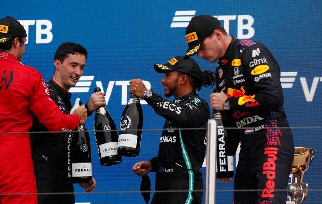 Oslava nejlepších. Úřadující mistr světa Brit Lewis Hamilton vybojoval ve Velké ceně Ruska jubilejní 100. vítězství ve formuli 1. Na pódiu slavil s Maxem Verstapenem, druhým v pořadí.