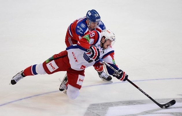 Yegor Averin z Jaroslavle (vpředu) a Patrik Zackrisson z Lva Praha bojují o puk.