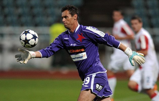 Brankář pražské Slavie Radek Černý v malém derby proti Dukle uhájil čisté konto.