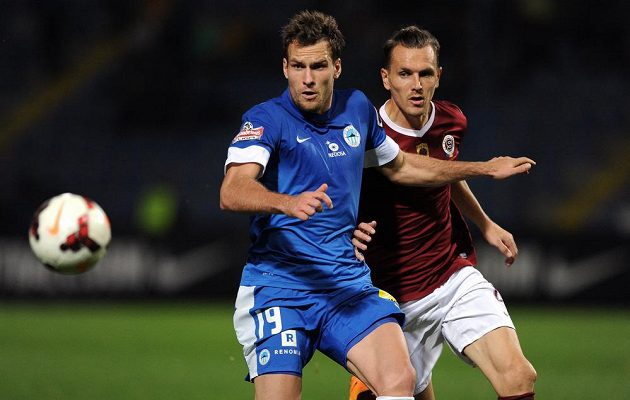 Liberecký útočník Michael Rabušic (vlevo) si kryje míč před obráncem Sparty Ondřejem Švejdíkem.