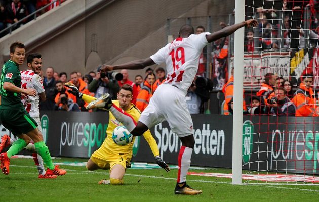 Fotbalisté Brém s českým gólmanem Jiřím Pavlenkou v brance potřetí z posledních čtyř utkání uhráli bezbrankovou remízu, tentokrát s Kolínem nad Rýnem. V tuhle chvíli měl pořádné štěstí.