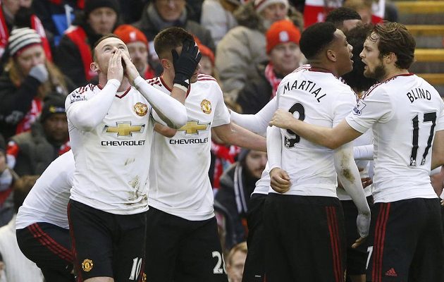 Hráči Manchesteru United oslavují branku Waynea Rooneyho v utkání na Anfield Road.