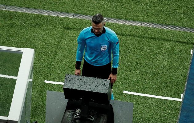 Damir Skomina zkoumá u videa situaci, po níž v závěru nařídil penaltu pro Manchester United.