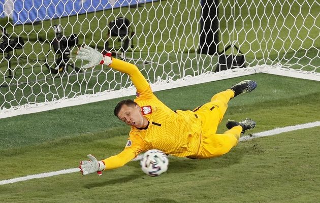 Polský brankář Wojciech Szczesny sice na míč po střele Gerarda Morena z penalty nedosáhl, ale zachránila ho tyč.