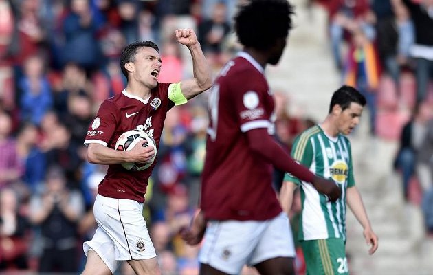 Útočník Sparty Praha David Lafata oslavuje gól na 1:1 během utkání 30. kola Synot ligy proti Bohemians 1905.