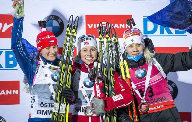 Biatlonistky zleva Veronika Vítková, vítězka Tiril Eckhoffová z Norska a Finka Kaisa Mäkäräinenová po sobotním sprintu ve švédském Östersundu.