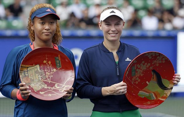 Finalistky tenisového turnaje v Tokiu, zleva poražená domácí Japonka Naomi Ósakaová, vpravo vítězka Caroline Wozniacká z Dánska.