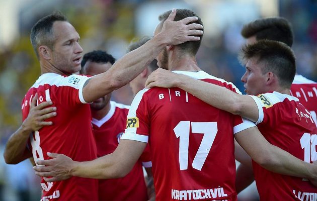 Hráči Brna se radují v Teplicích z gólu, zleva vpředu Jan Polák, Miloš Kratochvíl a Milan Lutonský.