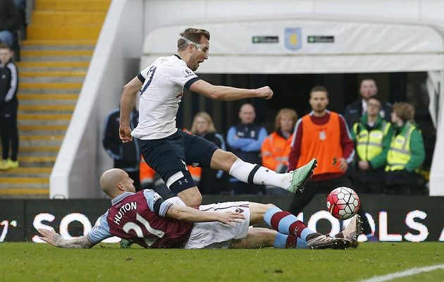 Útočník Tottenhamu Harry Kane (v bílém dresu) střílí gól do sítě Aston Villy. Zablokovat se ho snaží domácí obránce Alan Hutton.