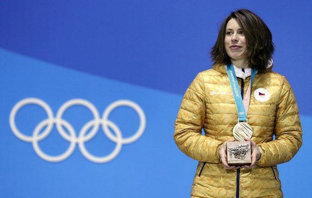 Eva Samková může být na sebe hrdá. Z olympijských her si česká snowboardkrosařka odveze bronz.