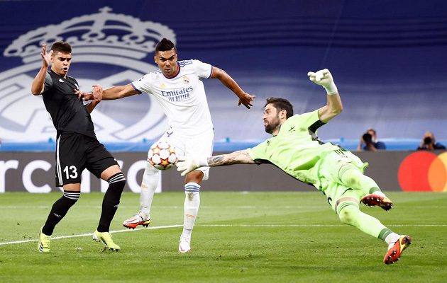 Brankář Šeriffu Tiraspol Georgios Athanasiadis řeší situaci před Casemirem (uprostřed) z Realu Madrid.