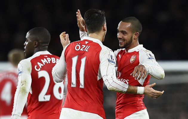 Theo Walcott (vpravo) se raduje se spoluhráči z Arsenalu z vedoucího gólu proti Manchesteru City.