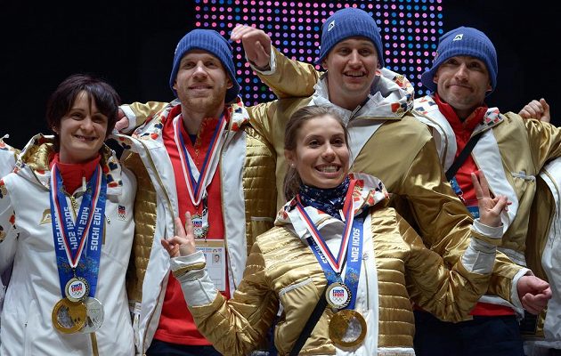 Česká rychlobruslařka Martina Sáblíková (vlevo) v Olympijském parku na Letné po návratu ze Soči.
