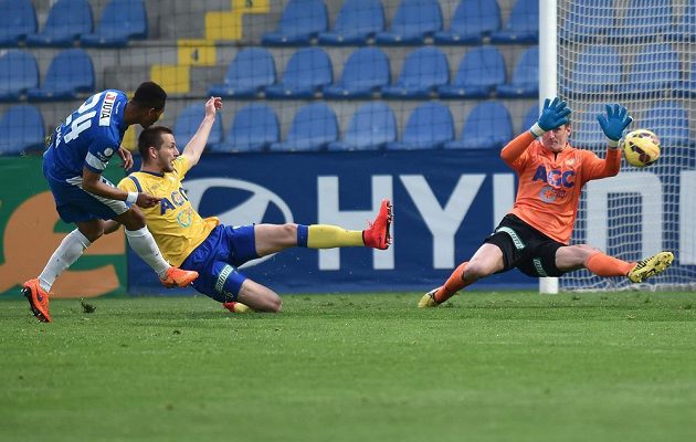 Djika Douglas (vlevo) z Liberce překonává teplického brankáře Tomáše Grigara v úvodním semifinálovém duelu Poháru FAČR.