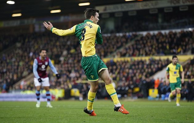 Záložník Norwiche Jonathan Howson střílí gól proti Aston Ville v pondělním duelu 19. kola Premier League.