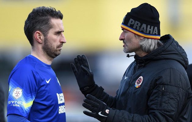 Miroslav Miller (vlevo) a trenér sparťanských brankářů Pavel Srníček během přípravného utkání s Jihlavou.