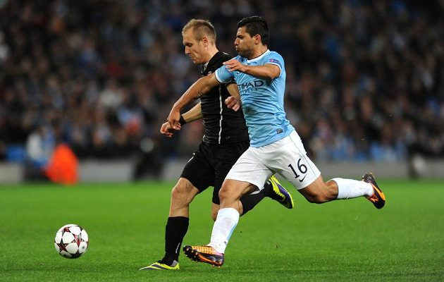 Plzeňský záložník Daniel Kolář (vlevo) ve sprinterském souboji s útočníkem Manchesteru City Sergiem Agüerem.
