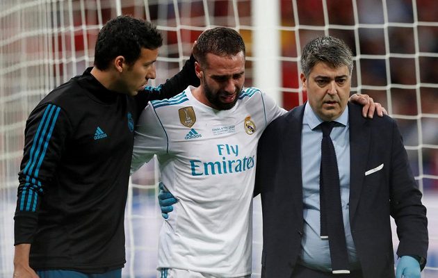 Dani Carvajal z Realu opouští kvůli zranění trávník v Kyjevě během finále Ligy mistrů.