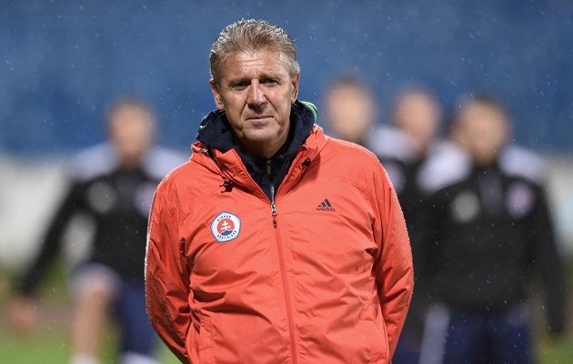 Trenér Slovanu Bratislava Jozef Chovanec během předzápasového tréninku před utkáním základní skupiny Evropské ligy se Spartou Praha na stadiónu Pasienky v Bratislavě.