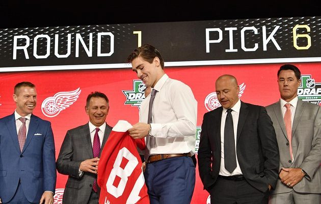 Talentovaný český útočník Filip Zadina si poprvé obléká dres Red Wings, organizace, která ho draftovala jako šestku roku 2018.