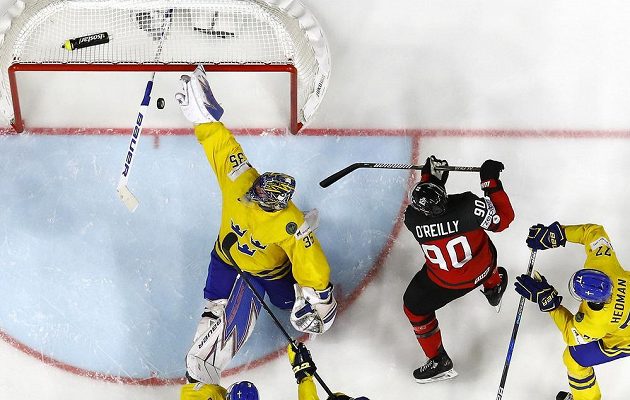 Kanaďan Ryan O'Reilly překonává ve finále MS švédského brankáře Henrika Lundqvista.