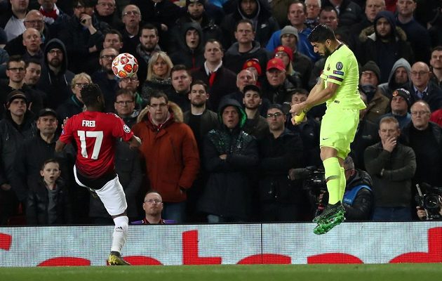 Barcelonský Luis Suárez hlavičkuje v zápase proti Manchesteru United. Balón po teči Luka Shawa skončil v bráně.