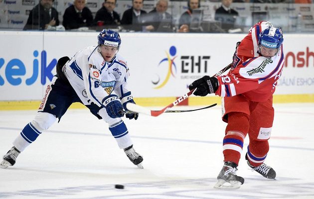 Český útočník Tomáš Hertl (vpravo) a Tommi Huhtala během utkání Euro Hockey Tour v Brně.