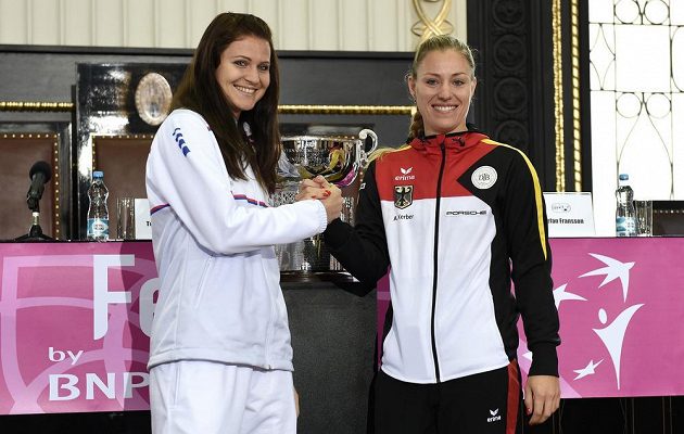 Česká tenistka Lucie Šafářová (vlevo) a Angelique Kerberová z Německa během losování finále na Staroměstské radnici v Praze.