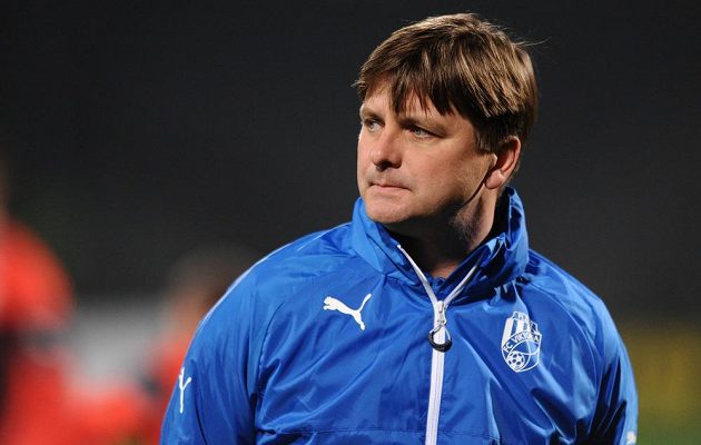 Trenér Viktorie Plzeň Dušan Uhrin během předzápasového tréninku na stadiónu Stade de Garland před úvodním utkáním osmifinále Evropské ligy s Lyonem.