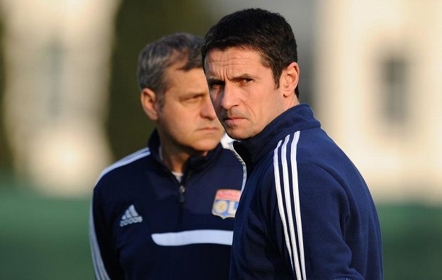 Trenér Lyonu Rémi Garde (vpravo) na středečním tréninku před úvodním osmifinálovým utkáním Evropské ligy s Plzní.