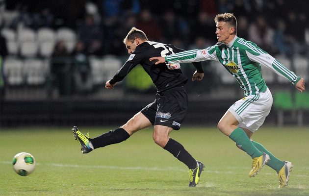 Daniel Krch z Bohemians 1905 (vpravo) se snaží zastavit střelu jabloneckého útočníka Michala Hubníka.