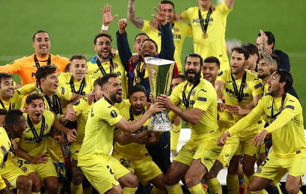 Španělská euforie. Fotbalisté Villarrealu poprvé vyhráli Evropskou ligu. Ve finále porazili Manchester United v dramatickém penaltovém rozstřelu 11:10. V normální hrací době i po prodloužení zápas skončil 1:1.
