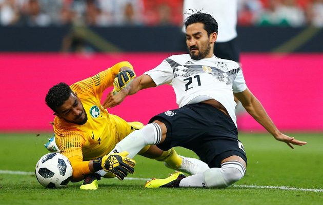 Gólman Saúdské Arábie Abdullah Al-Maiouf se vrhl pod nohy soupeři z německé reprezentace. Ilkay Gündogan se ostrého střetu nebál a pokusil se akci zakončit.