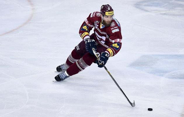 Sparťanský obránce Adam Polášek během čtvrtého semifinálového utkání play off extraligy s Třincem.