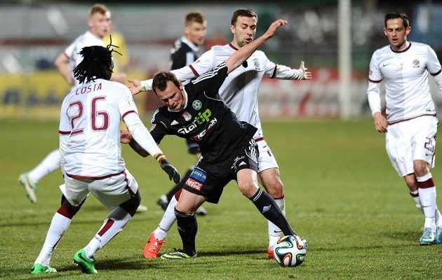 Příbramský útočník Jakub Rezníček (uprostřed) a Josef Hušbauer ze Sparty během utkání 20. kola Gambrinus ligy.