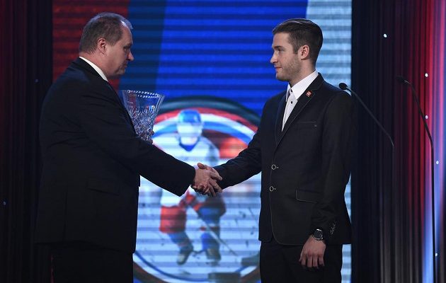 Redaktor Martin Kézr a brankář Pavel Francouz s cenou deníku Právo pro nejlepšího brankáře sezóny 2014/15 během galavečera Hokejista sezóny.