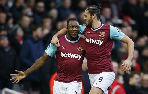 Michail Antonio (vlevo) a Andy Carroll se radují po prvním gólu West Hamu proti Liverpoolu.