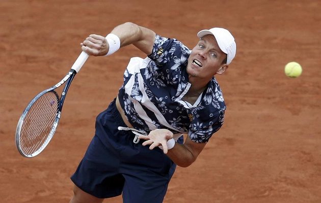Český tenista Tomáš Berdych servíruje během osmifinálového duelu French Open proti Američanovi Johnu Isnerovi.