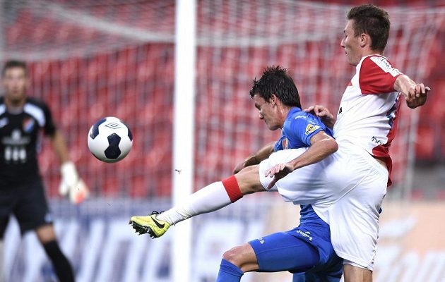 Záložník ostravského Baníku Marek Šichor (vlevo) a slávistický středopolař Jaromír Zmrhal během utkání 2. kola Synot ligy.