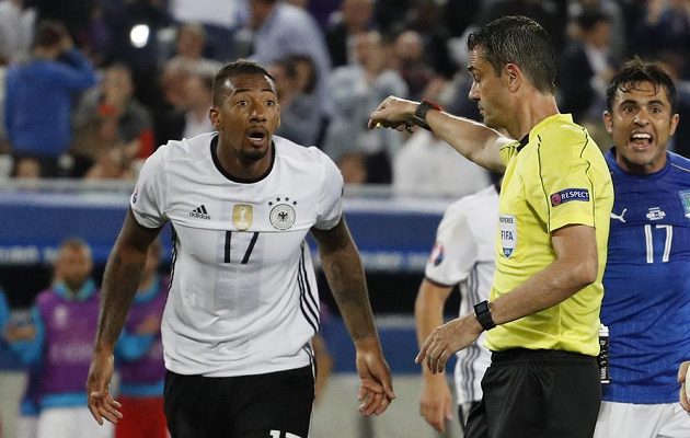 Cože, penalta? diví se německý zadák Jérome Boateng (vlevo), ale rozhodčí Viktor Kassai byl nekompromisní.