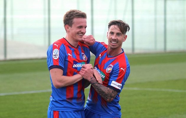 Plzeňští fotbalisté Jan Kopic s Milanem Petrželou se radují, Západočechům příprava proti polské Legii vyšla náramně.