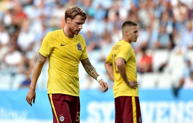 Obránce pražské Sparty Radoslav Kováč po neproměněné šanci v utkání proti Malmö.