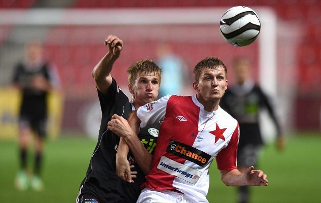 Jakub Jugas z Příbrami (vlevo) a Tomáš Necid ze Slavie během utkání 27. kola Gambrinus ligy.