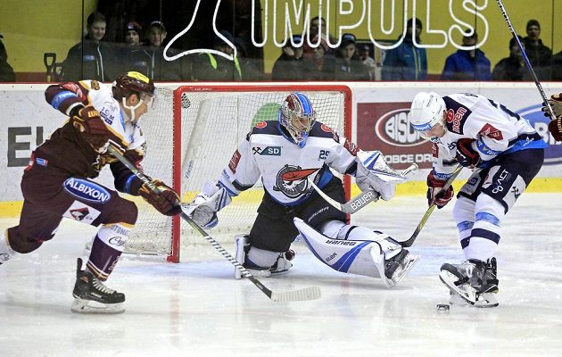 Uprostřed brankář Chomutova Štěpán Lukeš a Brett Flemming (vpravo) při ohrožení chomutovské branky.