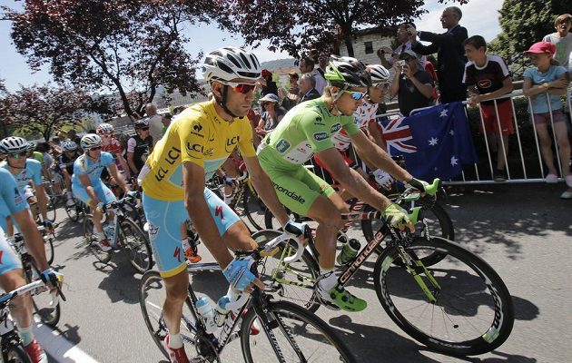 Lídr Tour Ital Vincenzo Nibali ve žlutém dresu a Slovák Peter Sagan (v zeleném) v průběhu 11. etapy.