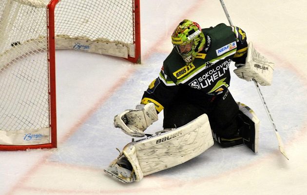 Brankář Karlových Varů Vladislav Habal dostává gól, za Hradec skóroval Martin Pláněk.