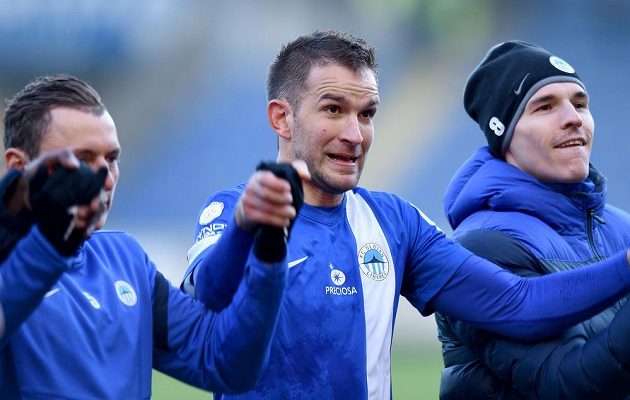 Liberecký útočník Marek Bakoš (uprostřed) se raduje se spoluhráči z výhry nad Brnem.